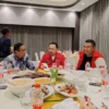 Yudha Puja Turnawan bersama Mahfud MD makan bersama satu meja di Hotel Santika Kecamatan Tarorong Kaler, Kabupaten Garut