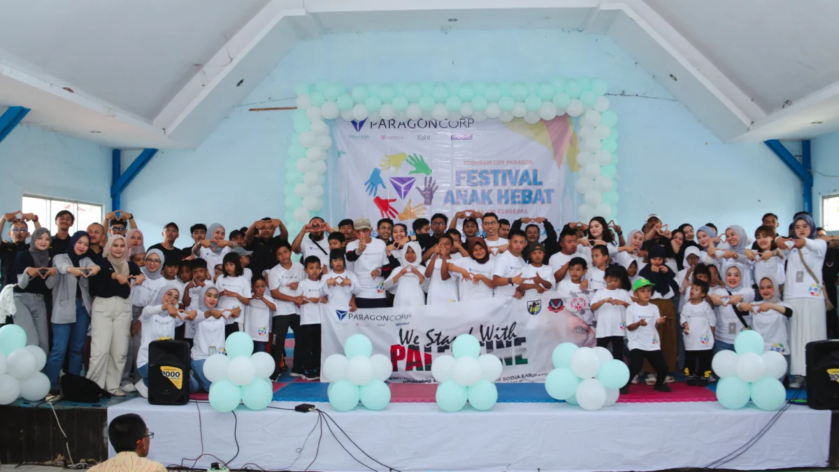 Paragon Corp foto bersama dengan anak-anak berkebutuhan khusus dalam Festival Anak Hebat di Gedung KNPI Garut