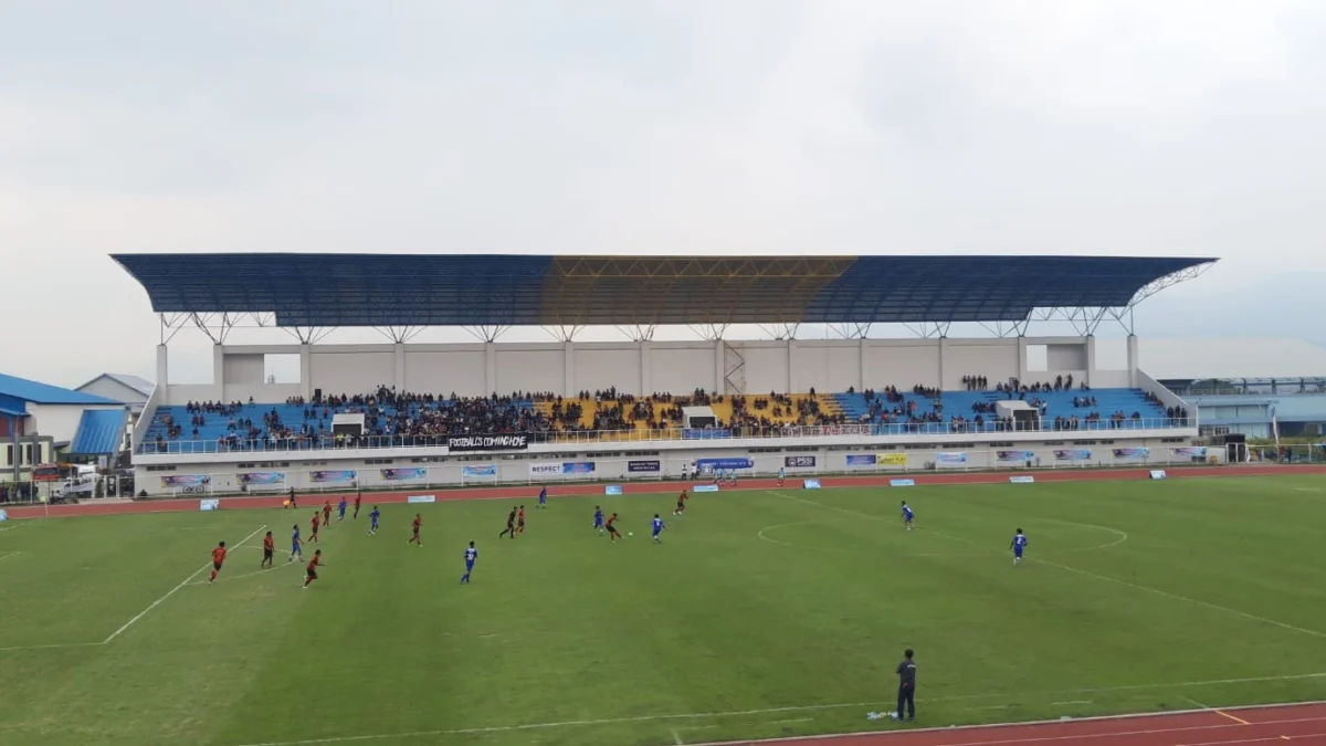 Persigar (Biru-Biru) Saat bertanding melawan Persipasi, di Stadion R.A.A Adiwijaya, Kabupaten Garut. Sabtu 23 Desember 2023.