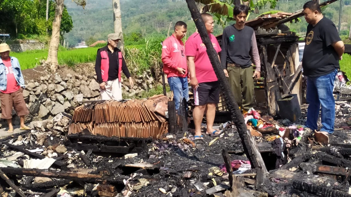 Yudha Puja Turnawan, Anggota DPRD Garut Fraksi PDI Perjuangan mengunjungi lokasi kebakaran di Desa Rancasalak Kecamatan Kadungora,