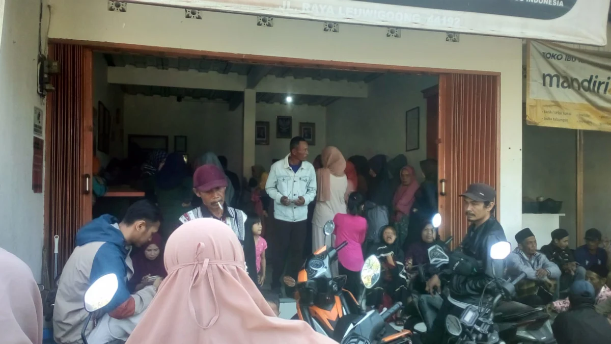 Ratusan KPM warga Cipareuan cairkan bantuan DBH CHT di Kantor Pos Leuwigoong, Kamis (28/12).(pepen apendi)