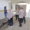 Polsek Tamansari mengecek masjid di Perum Sukawening Sumelap terkait penemuan mayat bayi di toilet, Minggu (24/12/2023)