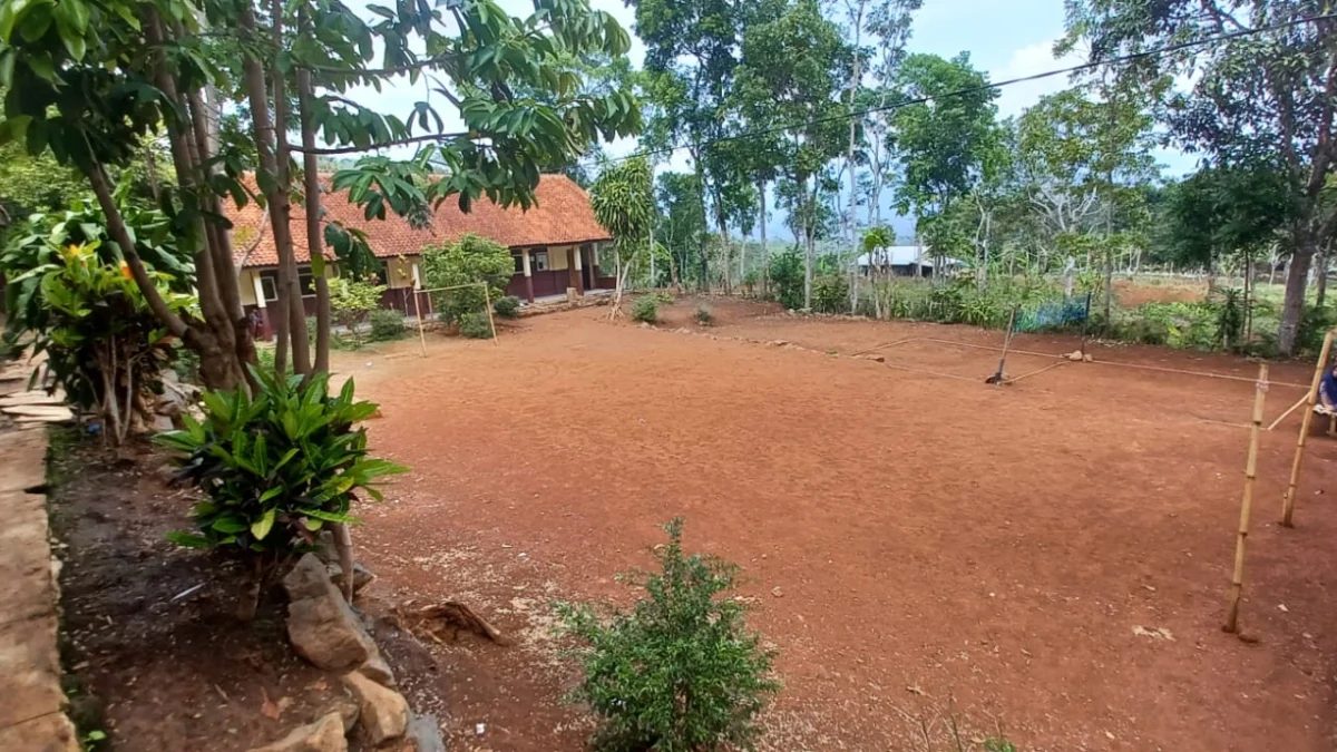 Kepsek SDN 3 Girijaya, Kecamatan Kersamanah Curhat Butuh Pemagaran dan Pengerasan Halaman Sekolah
