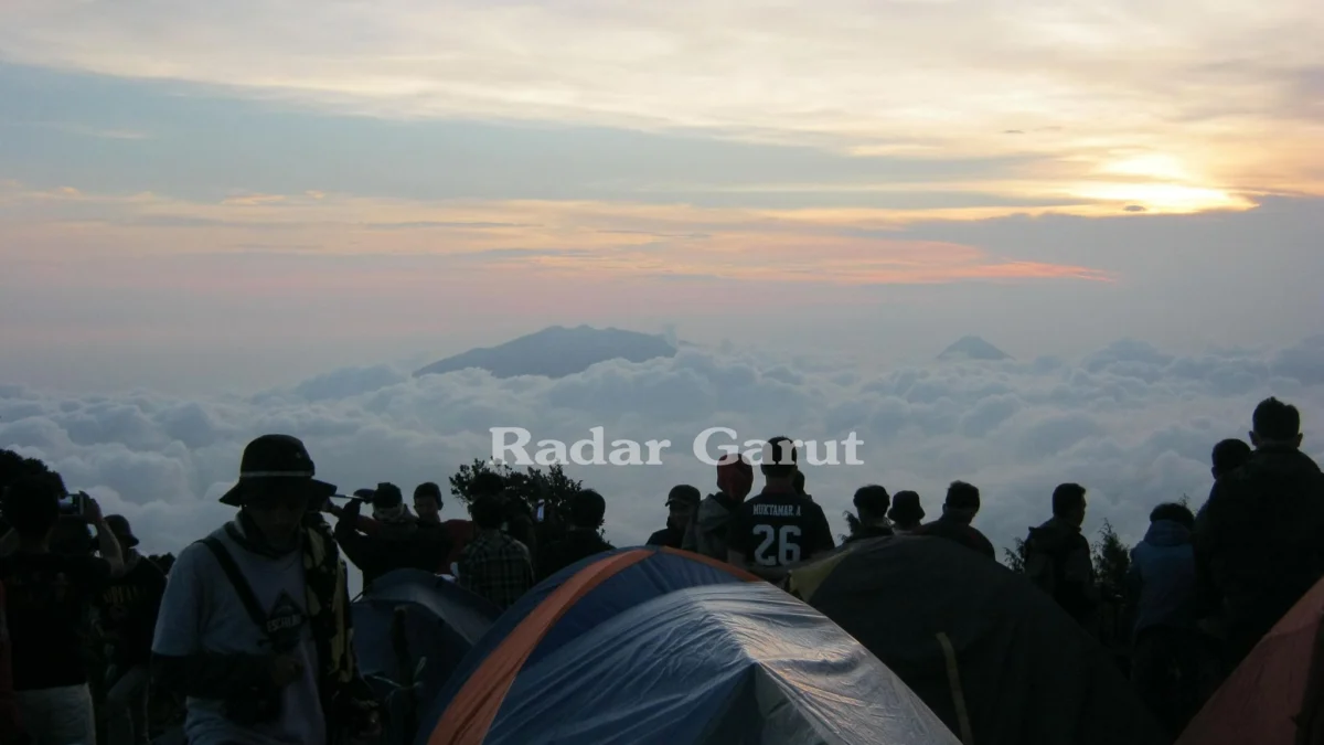 Suasana di Puncak Gunung Guntur Kabupaten Garut ketika musim liburan (foto : Muhamad Erfan/Radar Garut)