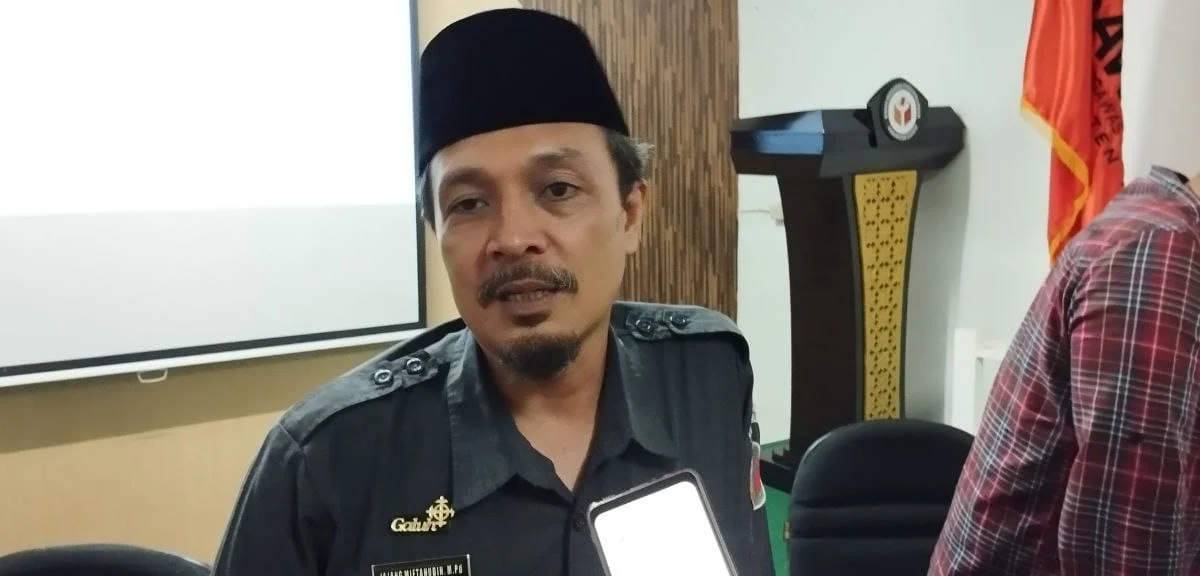 Ketua Bawaslu Kabupaten Ciamis, Jajang Miftahudin saat diwawancara awak media baru-baru ini di Kantor Bawaslu Ciamis Jawa Barat. (Cecep Herdi/Jabar Ekspres)