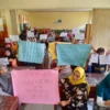 Puluhan orang tua siswa mendatangi SDN 2 Darmaraja menuntut uang tabungan anak mereka dikembalikan
