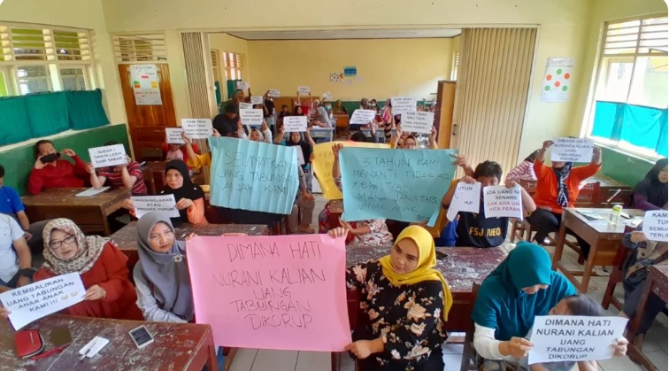 Puluhan orang tua siswa mendatangi SDN 2 Darmaraja menuntut uang tabungan anak mereka dikembalikan