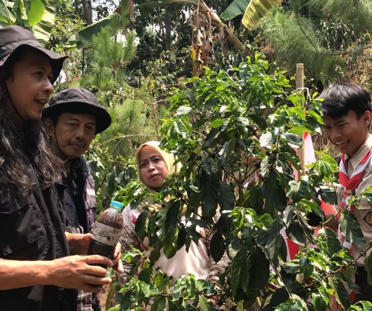 Edutrip Kopi Cibatu, Pelajar SMA PGRI Cibatu Belajar Aktivitas Langsung Petani Kopi