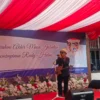 Doel Sumbang menyanyikan lagu unggulannya dalam acara perpisahan Bupati Garut Rudy Gunawan dan Wabup Helmi Budiman
