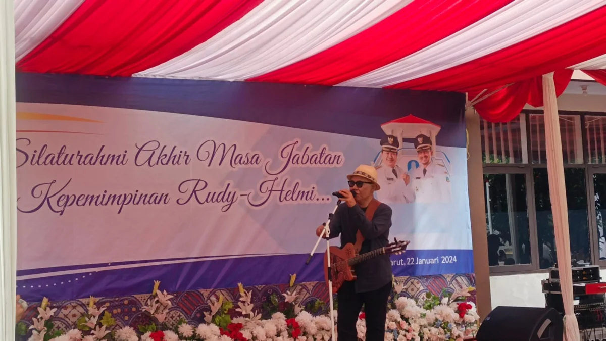 Doel Sumbang menyanyikan lagu unggulannya dalam acara perpisahan Bupati Garut Rudy Gunawan dan Wabup Helmi Budiman