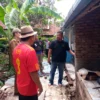 Yudha Puja Turnawan Anggota DPRD Garut mengunjungi rumah roboh di Desa Bagendit