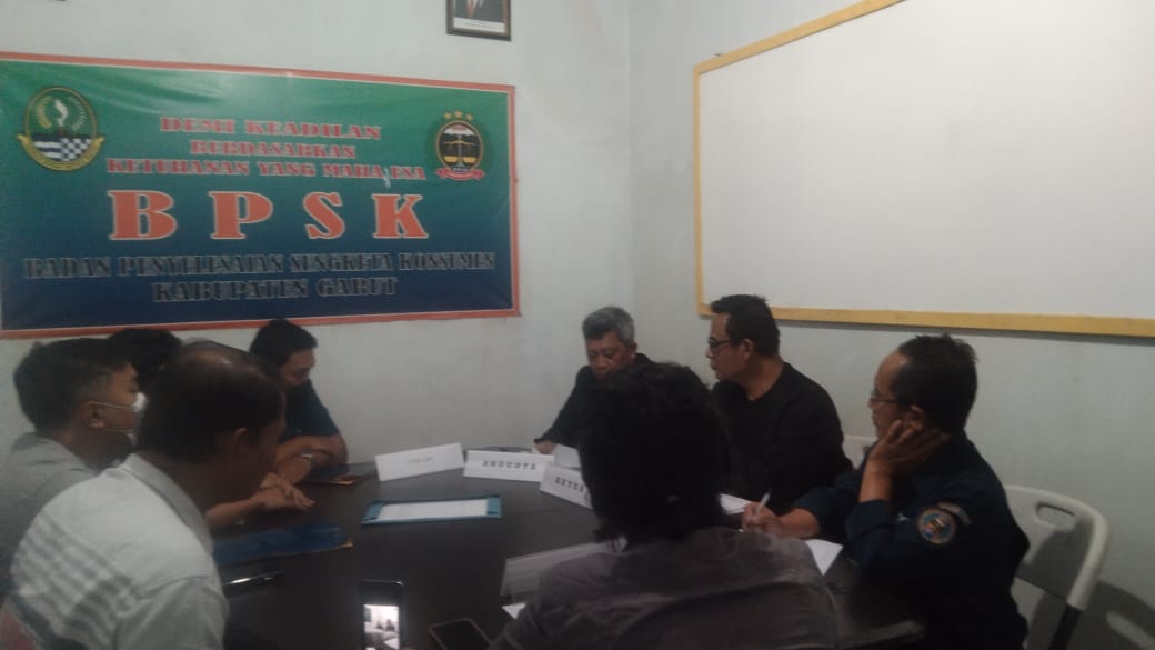 Debitur dan pihak bank Mandiri cabang Garut menjalani sidang mediasi di BPSK Garut