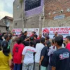 DPC PDI Perjuangan Kabupaten Garut bersama TKRPP dan organ relawan Ganjar Mahfud melakukan bazar tebus murah sembako dan kampanye visi misi Ganjar Mahfud