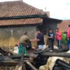 Rumah Aceng Apri Warga Mekarjaya Sukaresmi Hangus Terbakar, Memo Hermawan Berikan Bantuan