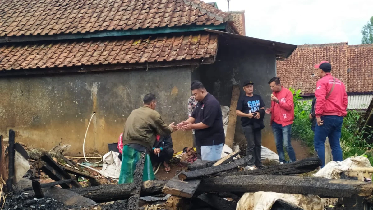 Rumah Aceng Apri Warga Mekarjaya Sukaresmi Hangus Terbakar, Memo Hermawan Berikan Bantuan