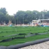 Terlihat para pekerja di Lapang Kerkof sedang memasang rumput sintetis, Kamis 4 Januari 2024.