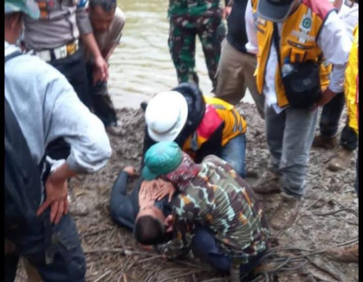 Sejumlah petugas berusaha keras melakukan pertolongan pertama, setelah korban tersedot pusaran air di bendungan disposal Cihamerang,