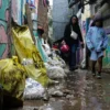 Lumpur dan sampah masih tersisa setelah banjir menerjang kawasan Gang Apandi, Kelurahan Braga, Kota Bandung, Jum'at(12/1). (Pandu Muslim/Jabar Ekspres)