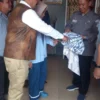 PJ Bupati Garut, Barnas Adjidin, saat meninjau batik yang ada di Kampung Batik, Jalan Ciledug, Kabupaten Garut. Selasa 30 Januari 2024.