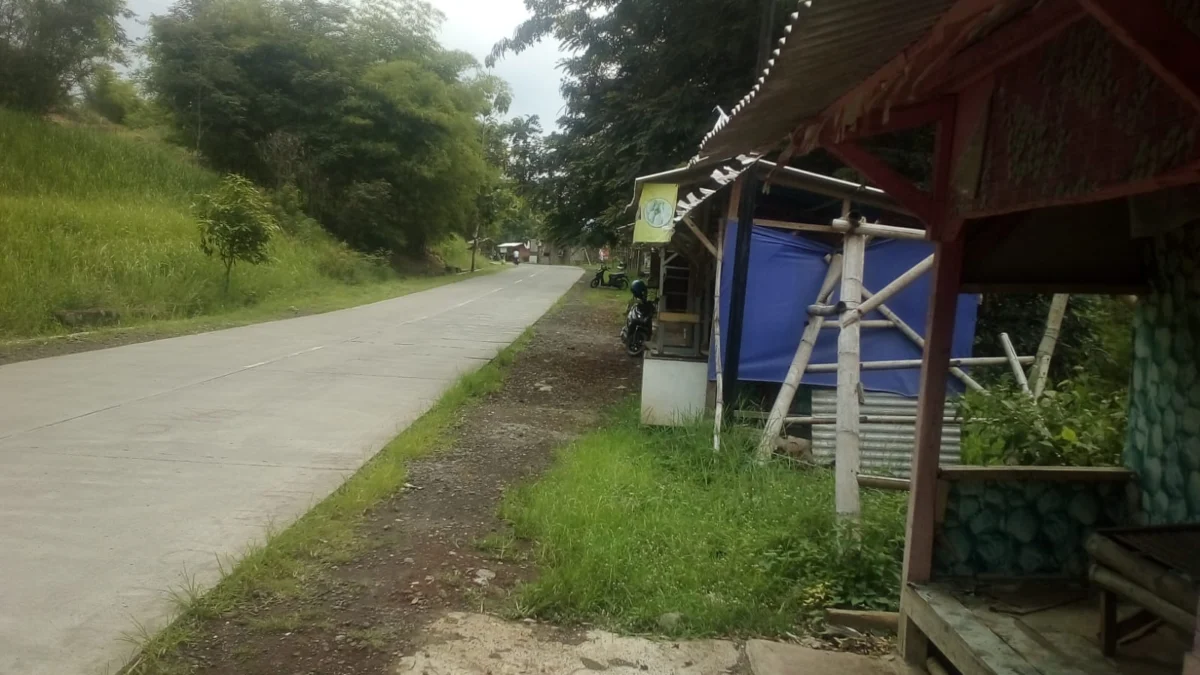 Belasan warung sisi jalan di Congkang Cibatu mulai berdiri sejak dibangunnya pabrik alas kaki di Desa Mekarsari dan Sindangsuka. (pepen apendi)