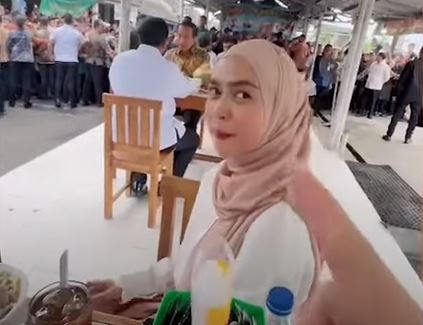 Begini Momen Asik Ria Ricis Minta Kerupuk ke Prabowo Ketika Lagi Makan Bareng Jokowi