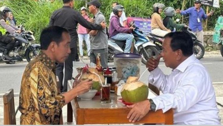 Prabowo Subianto Kepergok Sedang Makan Bakso Bareng Presiden Jokowi