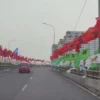 Pengguna Jalan Keluhkan Bendera Partai yang Membahayakan di Flyover Bandar Lampung