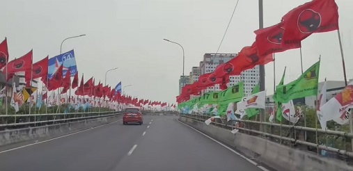 Pengguna Jalan Keluhkan Bendera Partai yang Membahayakan di Flyover Bandar Lampung