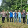 Direktur Utama Perumda Air Minum Tirta Intan Kabupaten Garut, Dr. H. Aja Rowikarim (lima dari kanan) melaksanakan penanaman pohon