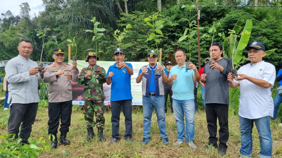 Direktur Utama Perumda Air Minum Tirta Intan Kabupaten Garut, Dr. H. Aja Rowikarim (lima dari kanan) melaksanakan penanaman pohon