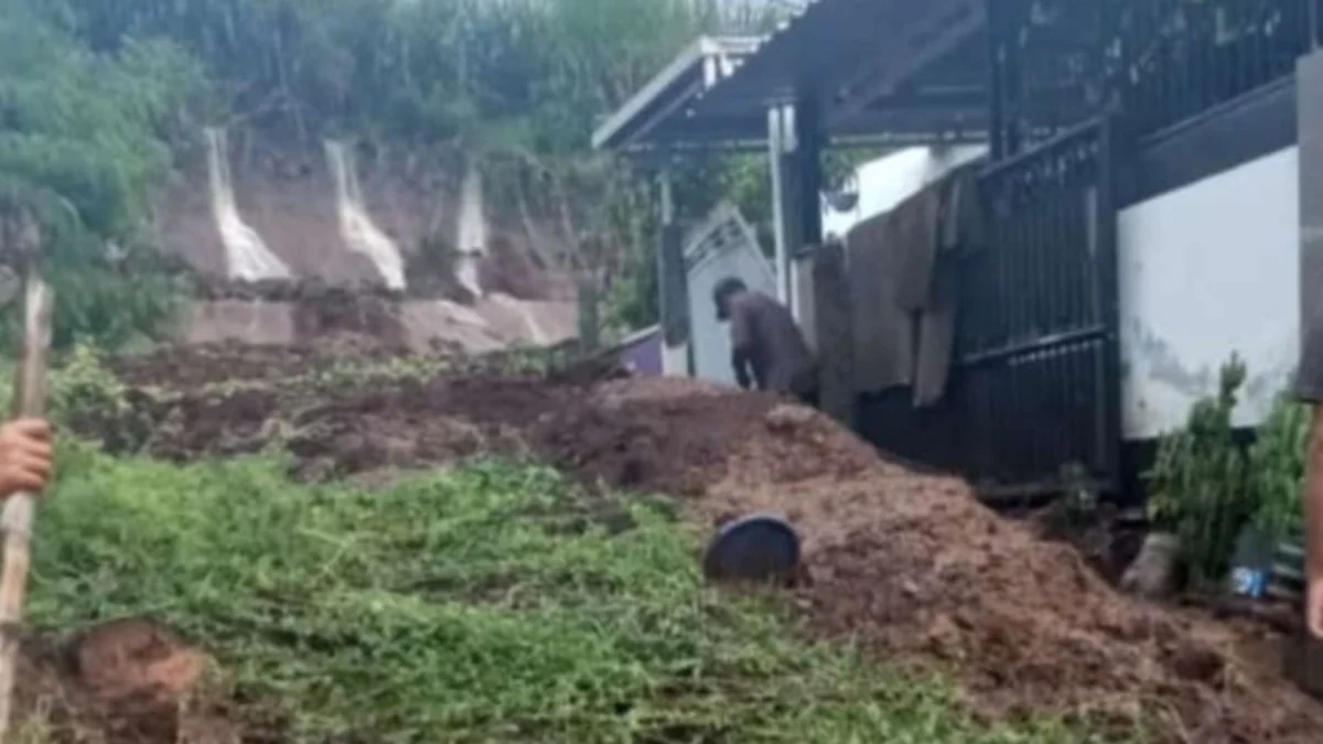Longsor Wilayah Tarogong Kidul Garut Merusak 4 Rumah Akibat Terjangan Material Tanah