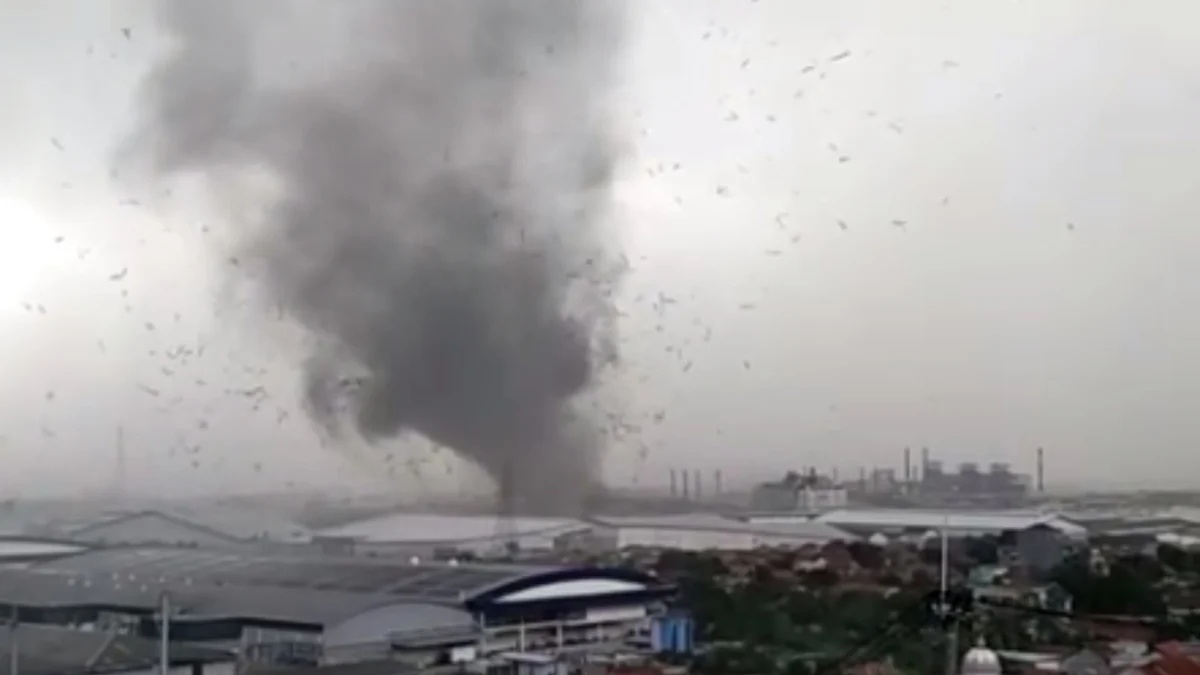 BMKG Bandung Beri Penjelasan tentang Angin Puting Beliung Besar di Rancaekek, Sejumlah Warga Terluka
