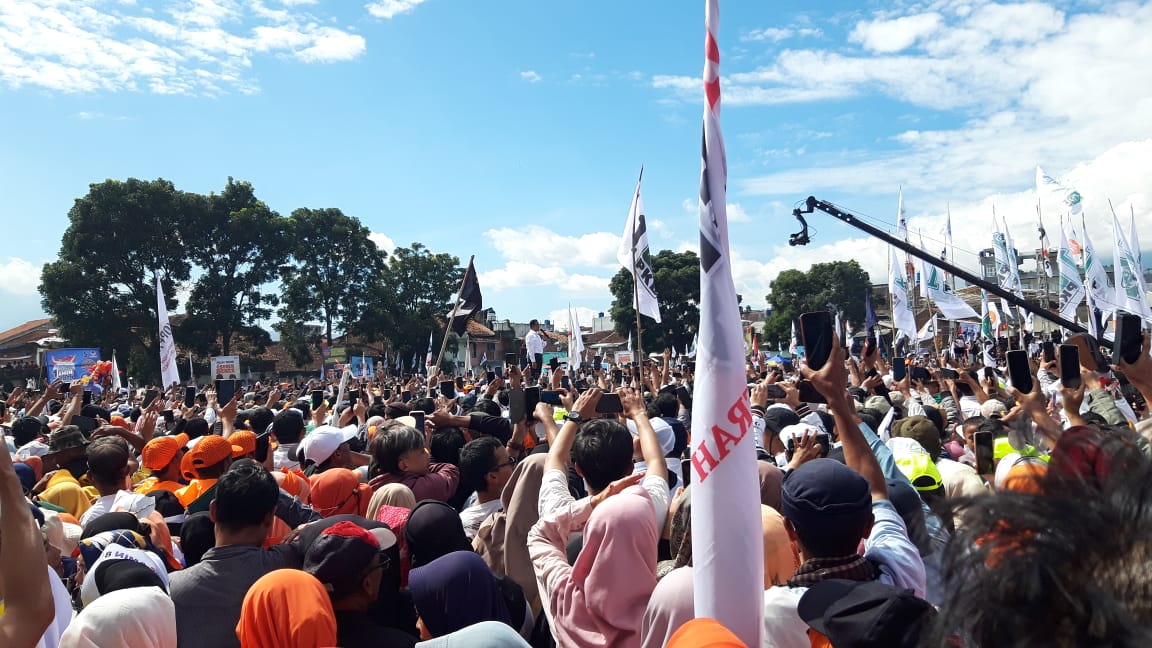 Puluhan ribu massa memadati Lapang Jayaraga, Saat Kampanye Capres Nomor urut 1, Kamis 8 Februari 2024.
