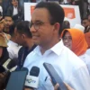 Anies Baswedan diwawancarai awak media seusai kampanye di lapang Jayaraga Kabupaten Garut