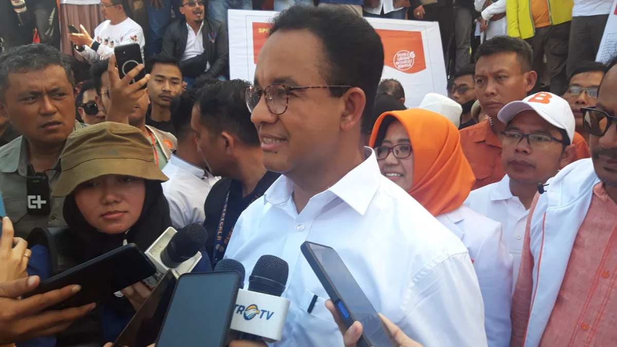 Anies Baswedan diwawancarai awak media seusai kampanye di lapang Jayaraga Kabupaten Garut