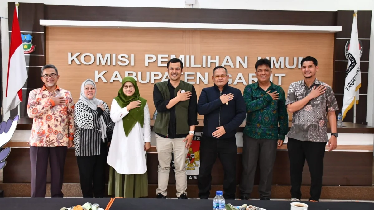 Anggota Komisi I DPRD Provinsi Jawa Barat Ahab Sihabudin saat melaksanakan kunjungan kerja ke KPU Kabupaten Garut. Senin 12 Februari 2024