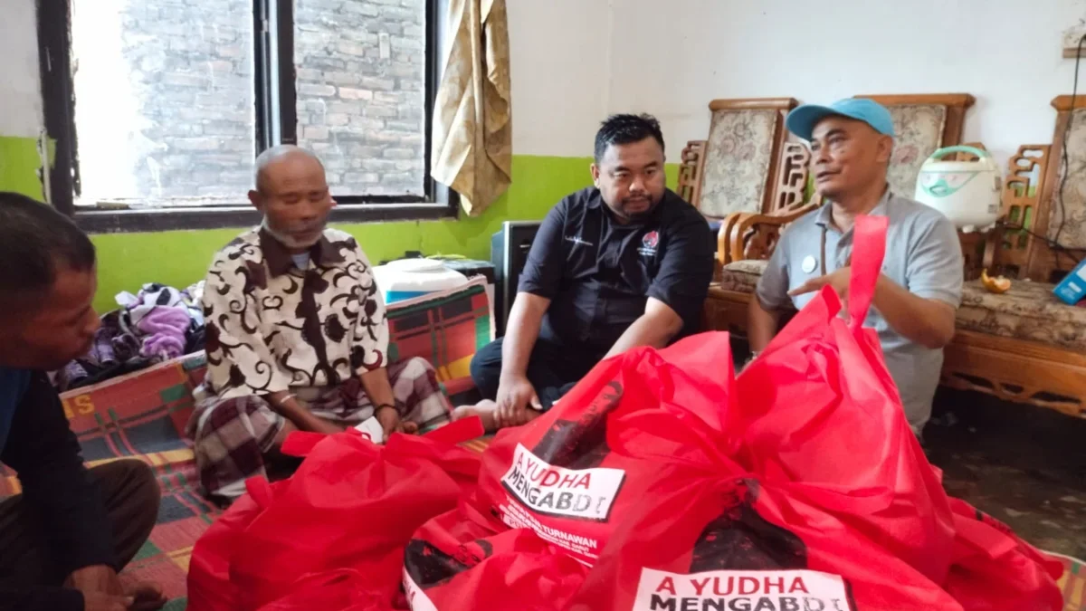 Anggota DPRD Garut Fraksi PDI Perjuangan, Yudha Puja Turnawan menyambangi keluarga korban kebakaran di Kampung