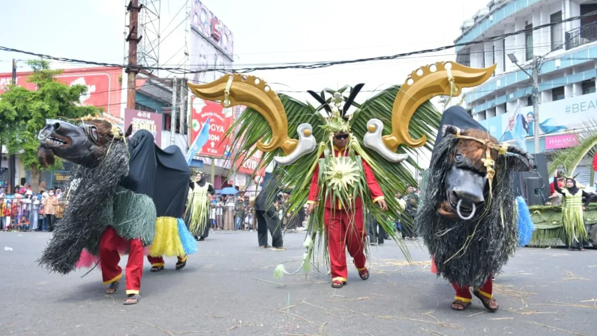 Ribuan warga memenuhi Jalan Letjend Suwarto, Kota Banjar. Mereka hadir untuk melihat kemeriahan Festival Kirab