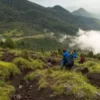 Rekomendasi Berwisata Sambil Mendaki Gunung di Kabupaten Garut