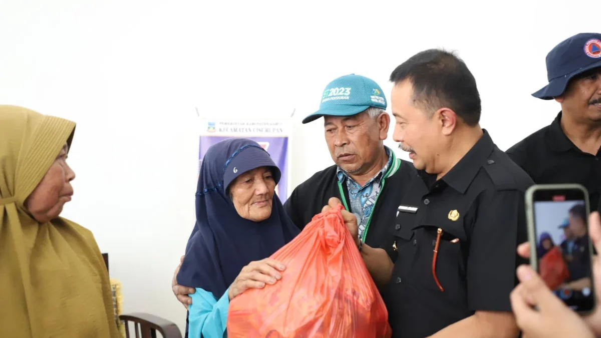 Pj Bupati Garut memberikan bantuan pada korban banjir