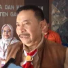 PJ Bupati Garut, Barnas Adjidin, saat diwawancarai sejumlah awak media usai pimpin apel pagi di Disparbud, Jal