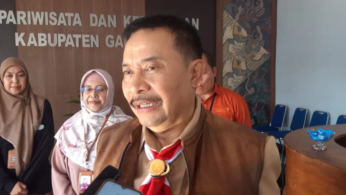 PJ Bupati Garut, Barnas Adjidin, saat diwawancarai sejumlah awak media usai pimpin apel pagi di Disparbud, Jal
