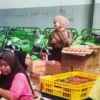 Veronica Menghadapi Gelombang Pesanan Kue Keranjang Menjelang Imlek 2024