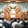 Pj Gubernur Jabar salat tarawih berjamaah di masjid Pusdai Kota Bandung, dalam kesempatan itu Bey menyerahkan