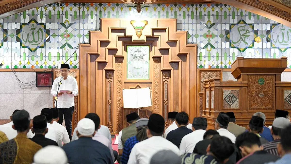 Pj Gubernur Jabar salat tarawih berjamaah di masjid Pusdai Kota Bandung, dalam kesempatan itu Bey menyerahkan