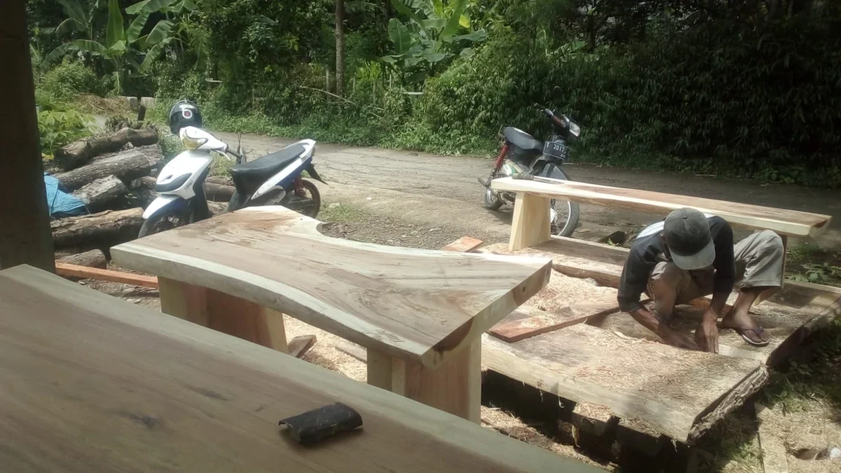 Perajin meja kayu dari Cibiuk Kidul Kecamatan Cibiuk, Kamis (7/3).(foto pepen apendi)
