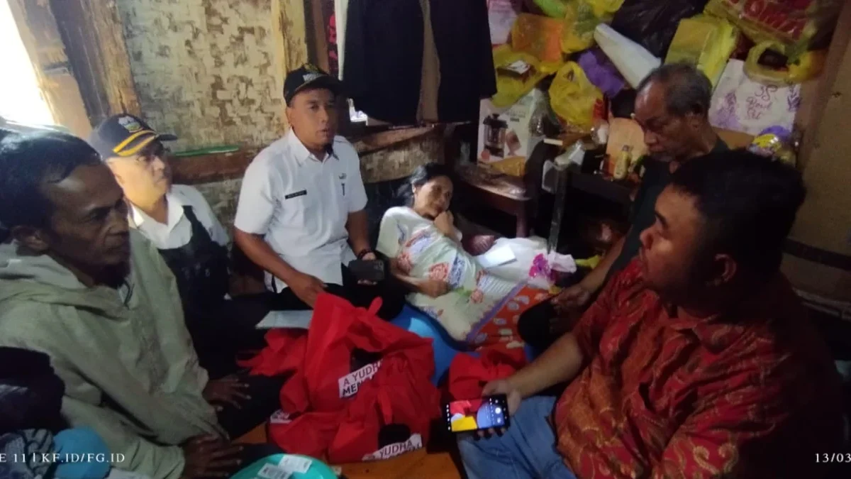 Yudha Puja Turnawan, Anggota DPRD Garut Fraksi PDI Perjuangan blusukan mengunjungi lansia dhuafa di Kecamatan