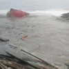 perahu dan gazebo milik nelayan di pantai Rancabuaya diterjang gelombang pasang