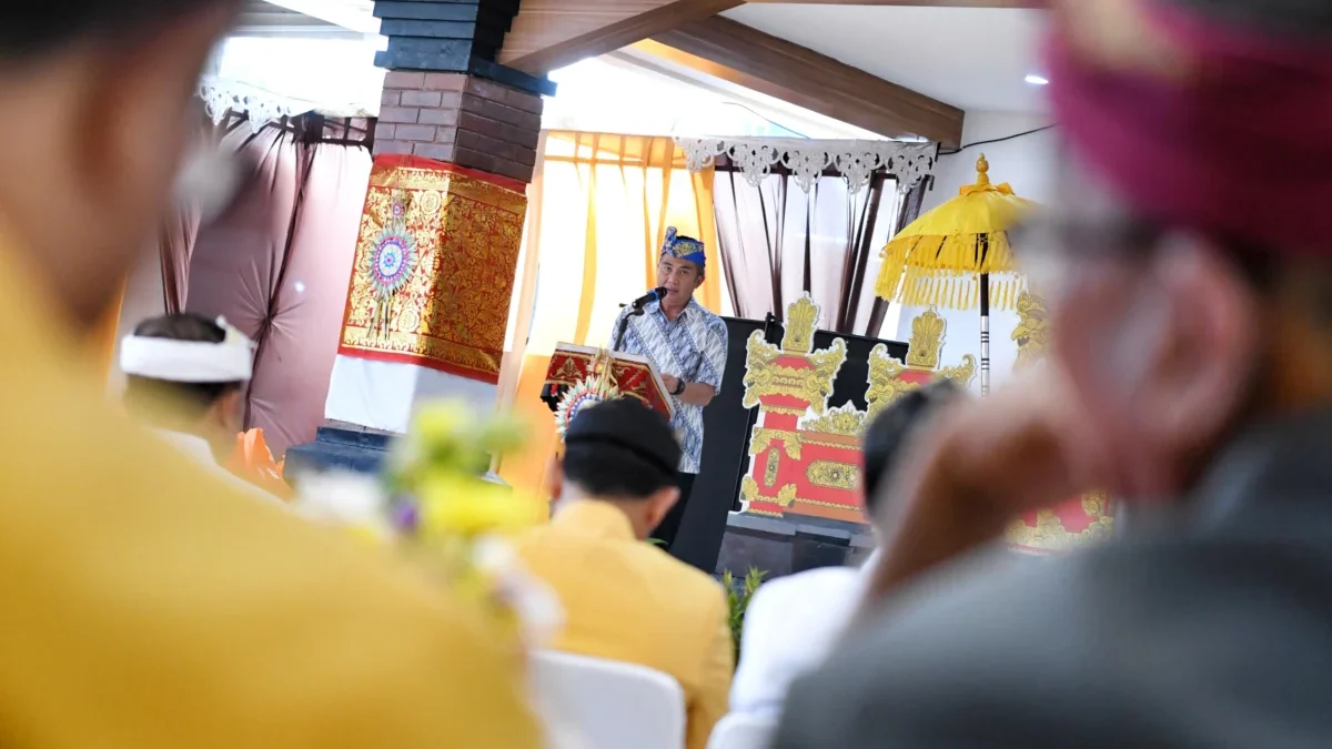 Penjabat (Pj.) Gubernur Jawa Barat Bey Machmudin menghadiri kegiatan bakti sosial Parisada Hindu Dharma Indone