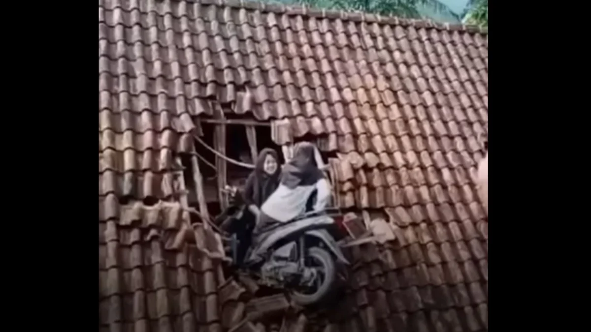 Siswi SD Tersangkut di Atap Rumah saat Naik Motor, Viral di Media Sosial